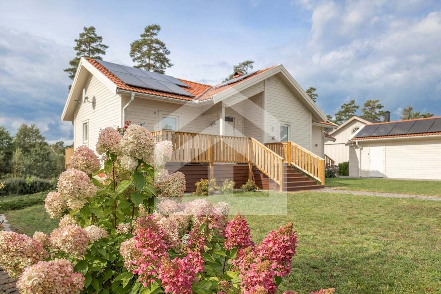 Modernes Wohnjuwel an der Ostseeküste in Schweden: Stil, Komfort & Energieeffizienz pur 