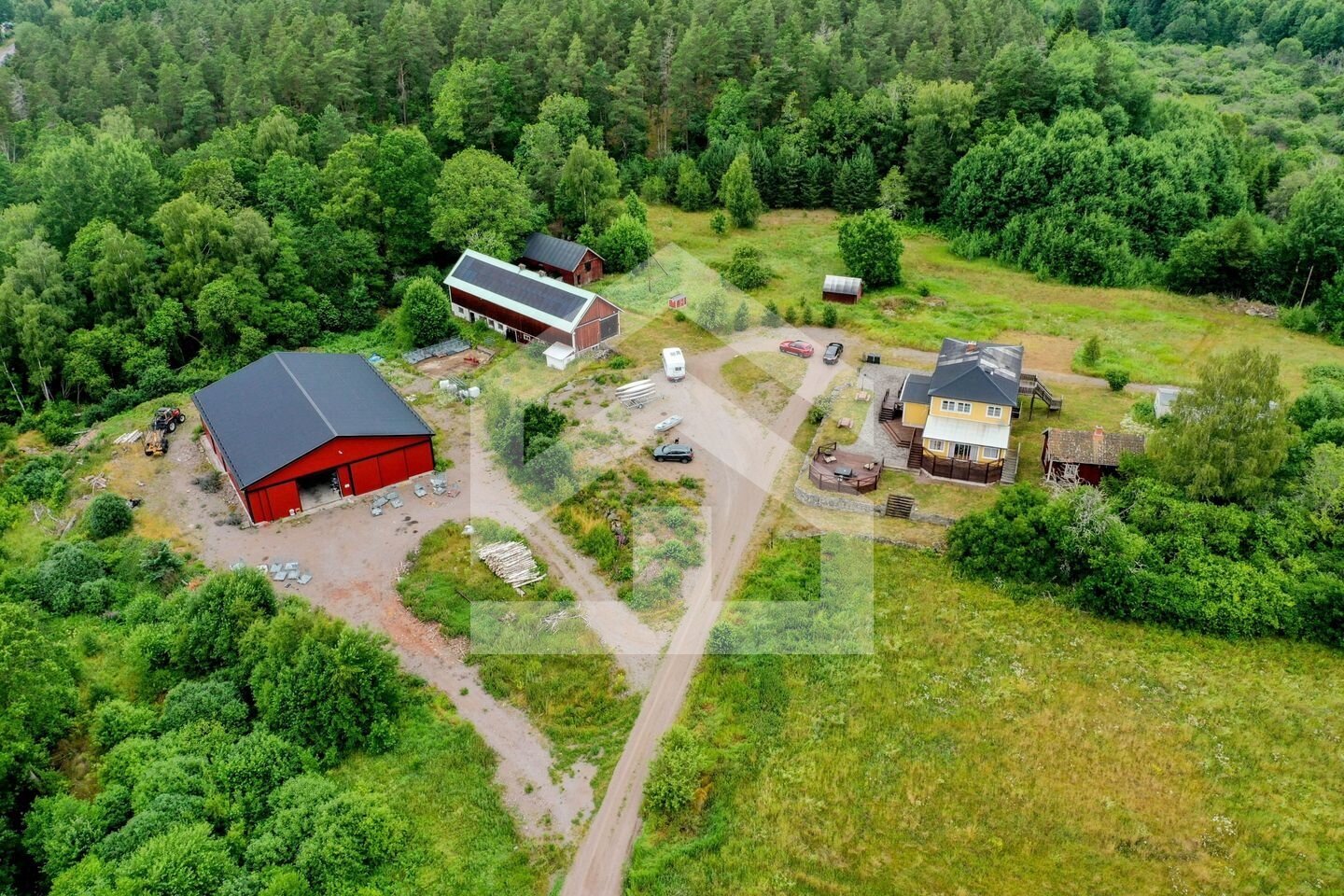 Gård in Schweden: Einzigartiger Resthof mit 50 Hektar, Solaranlage & eigenem Windkraftwerk