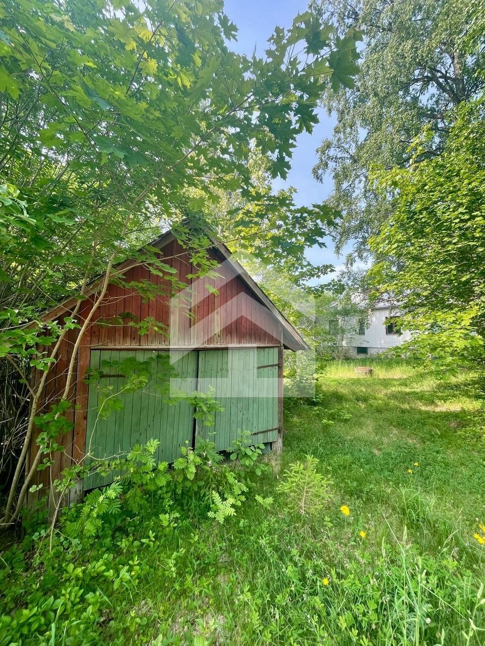 Dein eigenes Fleckchen Erde in Schweden: Verwirkliche dein Småland-Glück mit einem Schwedenhaus nahe am Wasser!