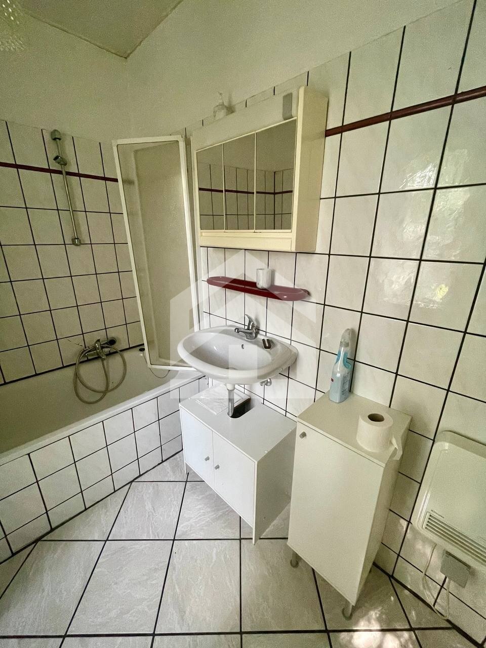 Dein eigenes Fleckchen Erde in Schweden: Verwirkliche dein Småland-Glück mit einem Schwedenhaus nahe am Wasser!