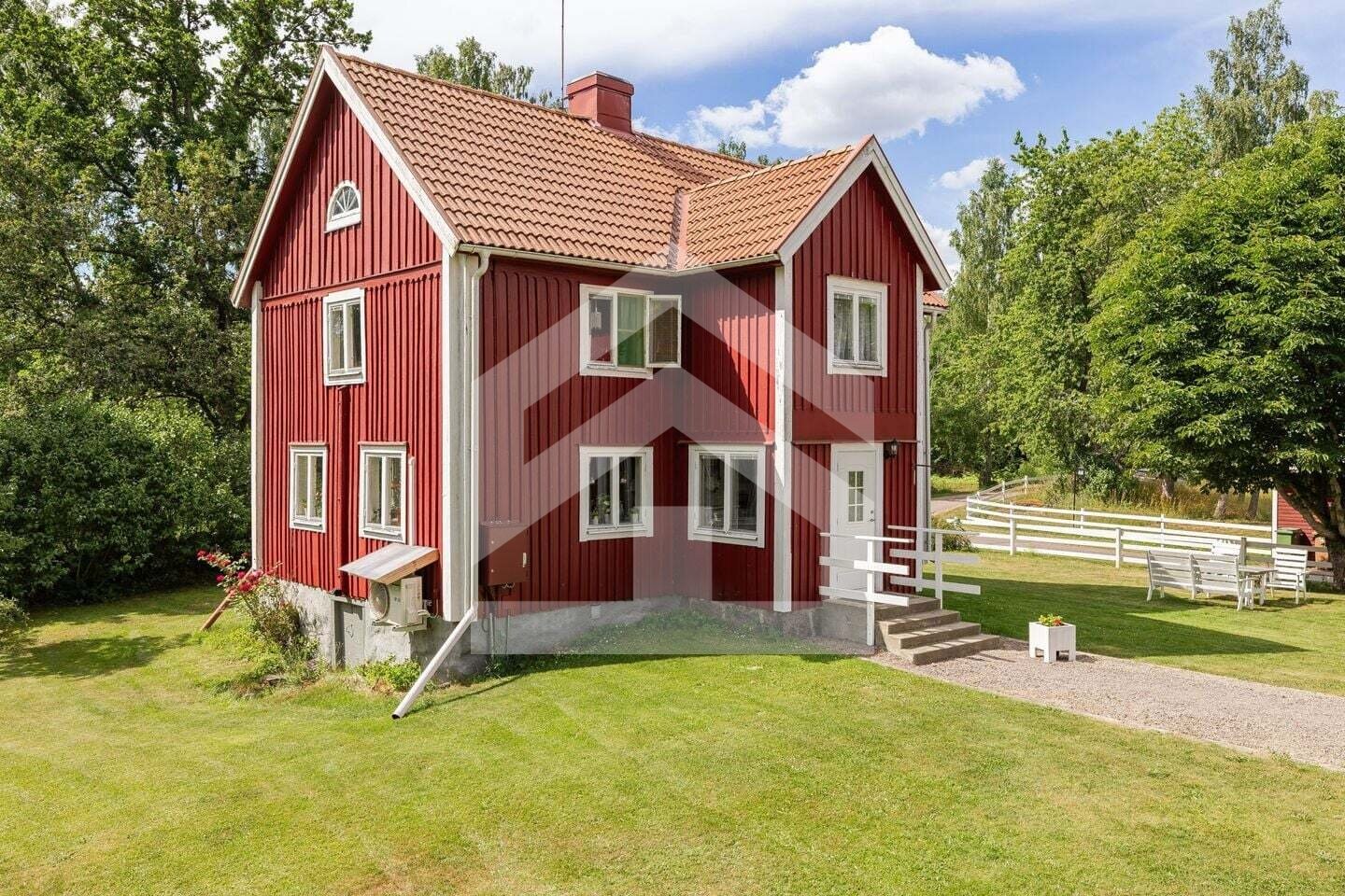 Verwirkliche dein Småland-Glück nahe am Wasser ! Traumanwesen mit 4,3 Hektar Land & Pferdestall in Schweden 