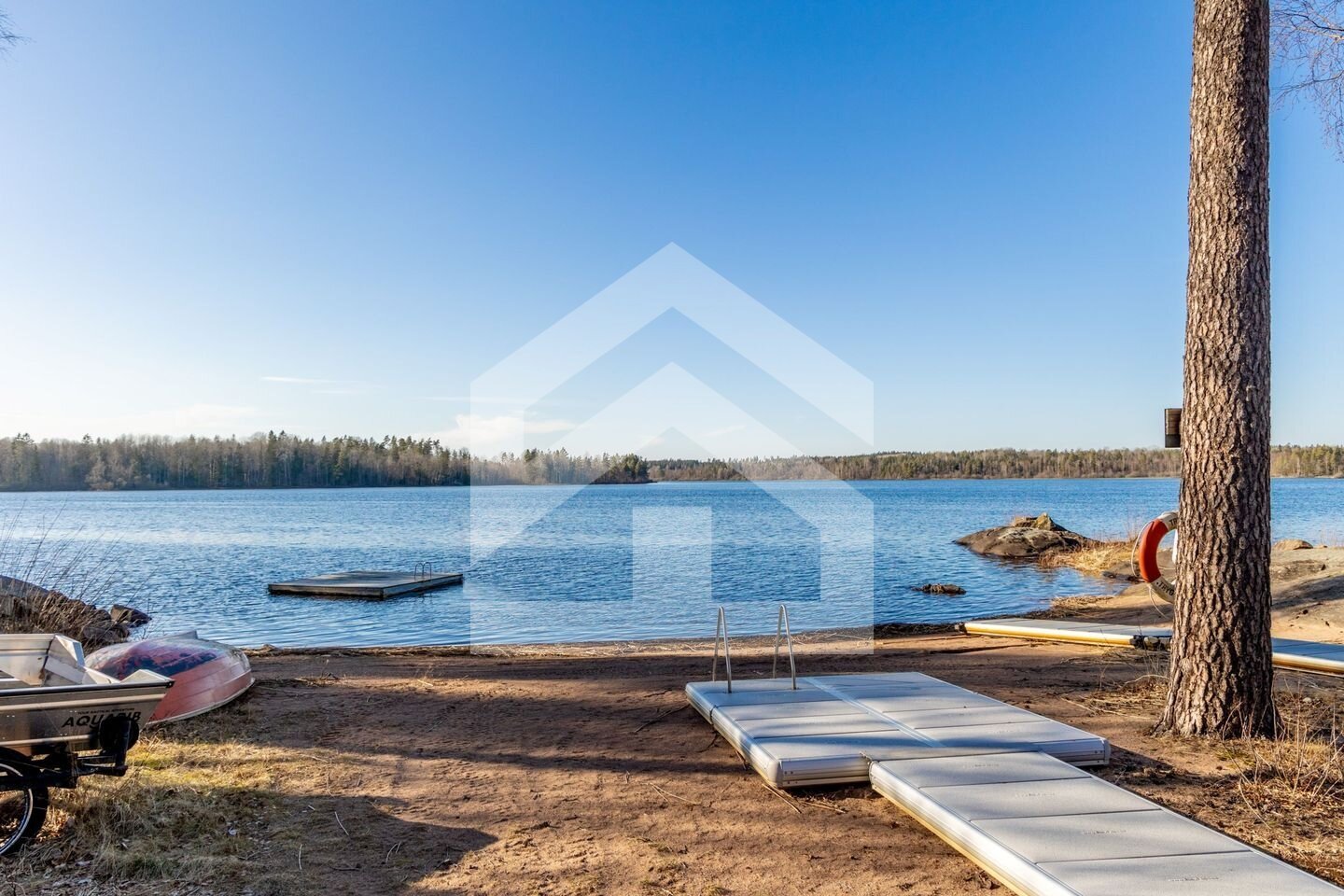 Dein eigenes Seeparadies in Schweden: Stilvolles Schwedenhaus mit Sauna & Badesee in Småland