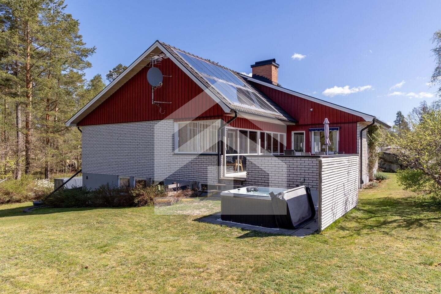 Traumhaftes Wohnen im grünen Småland: Modernisierte Villa in Schweden mit Wintergarten, Outdoor-Spa und Kamin Traumhaftes Wohnen im grünen Småland: Modernisierte Villa in Schweden mit Wintergarten, Outdoor-Spa und Kamin