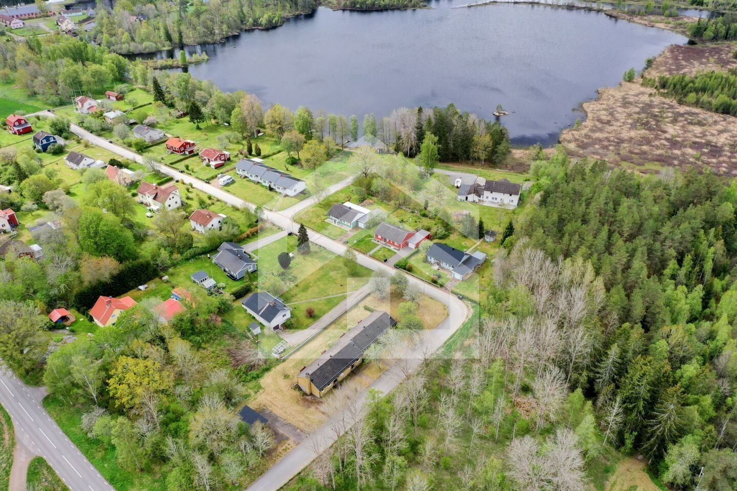 Mehrfamilienhaus mit Ausbaupotenzial in Schweden: Selbst bewohnen & 3 Einheiten vermieten im idyllischen Grönskåra