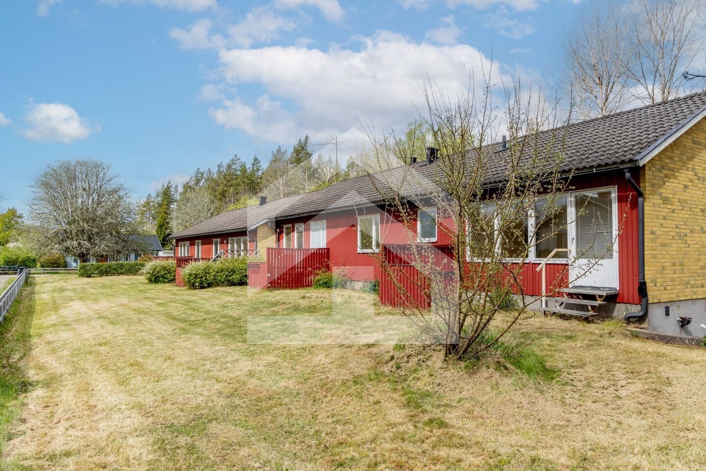 Mehrfamilienhaus mit Ausbaupotenzial in Schweden: Selbst bewohnen & 3 Einheiten vermieten im idyllischen Grönskåra